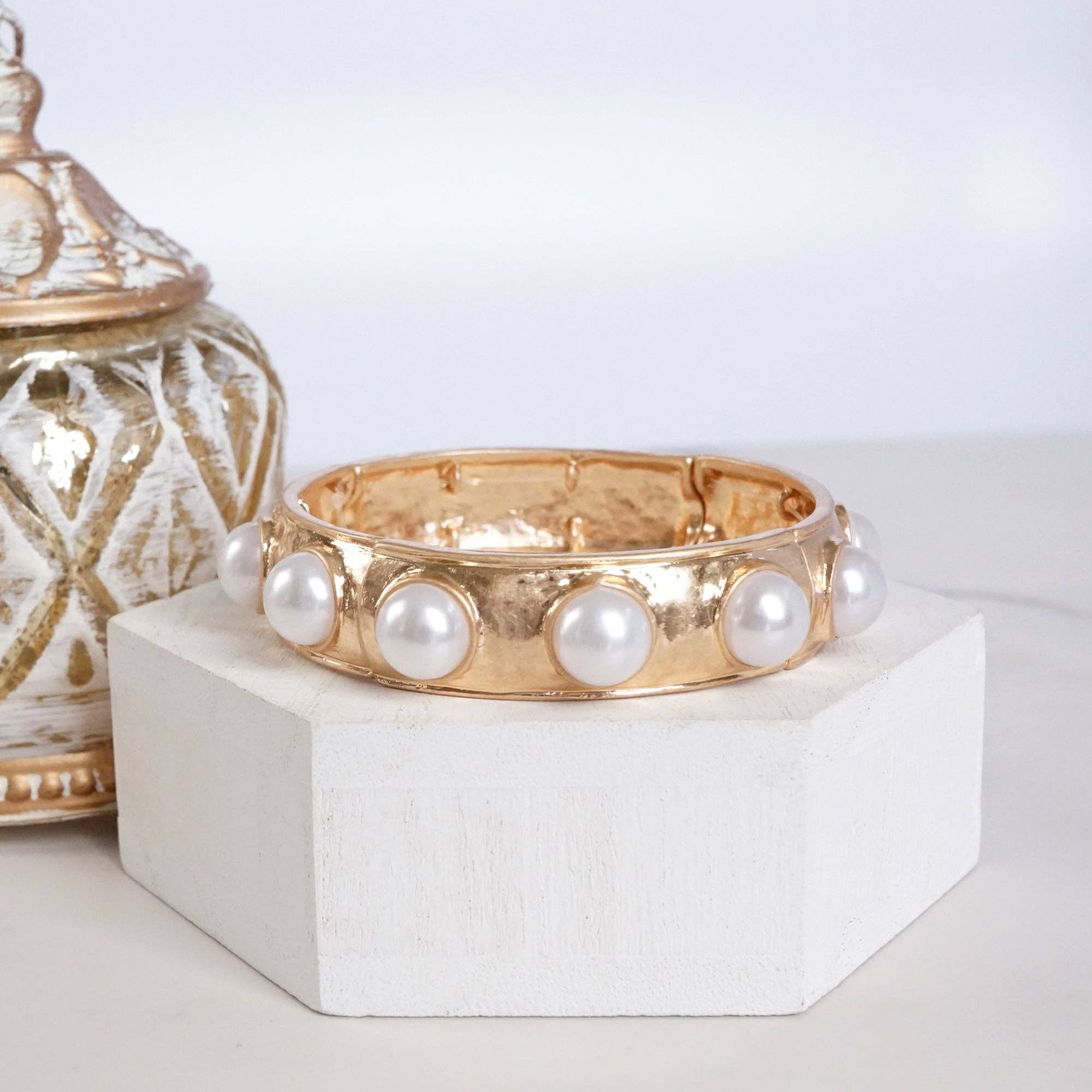 Gold stretchy bracelet with pearls 