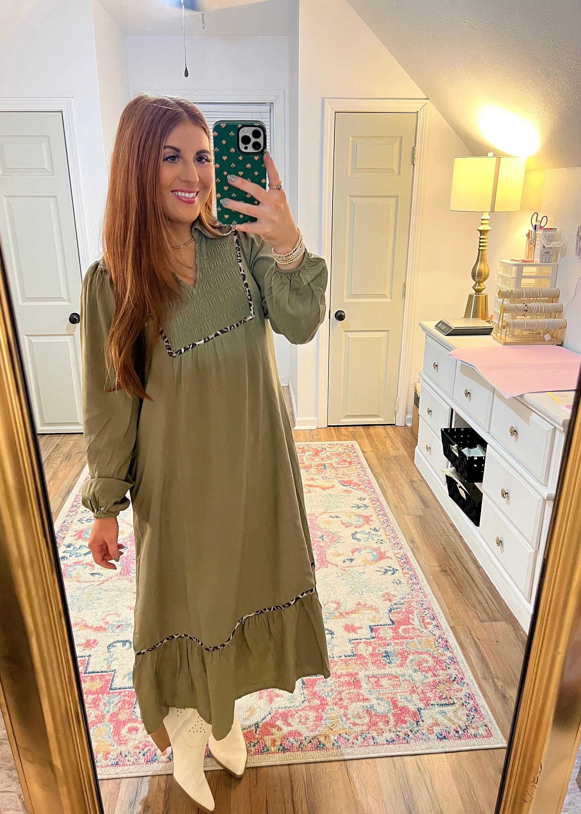 Women’s dress with leopard lining and long sleeves in green 